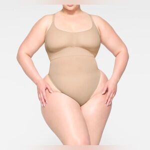 Skims sculpting thong Small NWOT